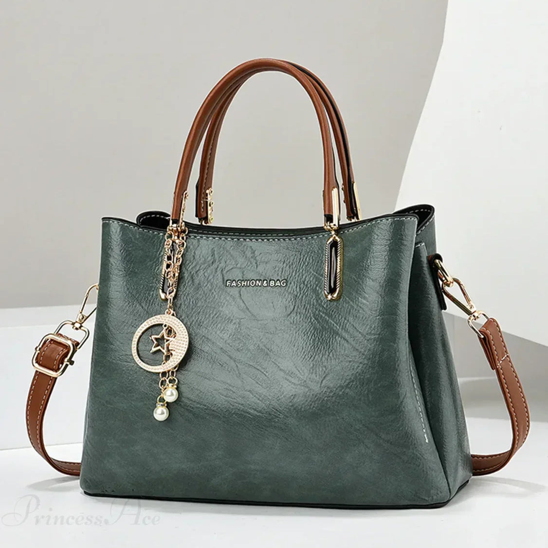 Bolso de hombro sencillo y liso para mujeres mayores.