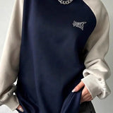 Sudadera casual con bloques de color, mangas raglán y cuello redondo.