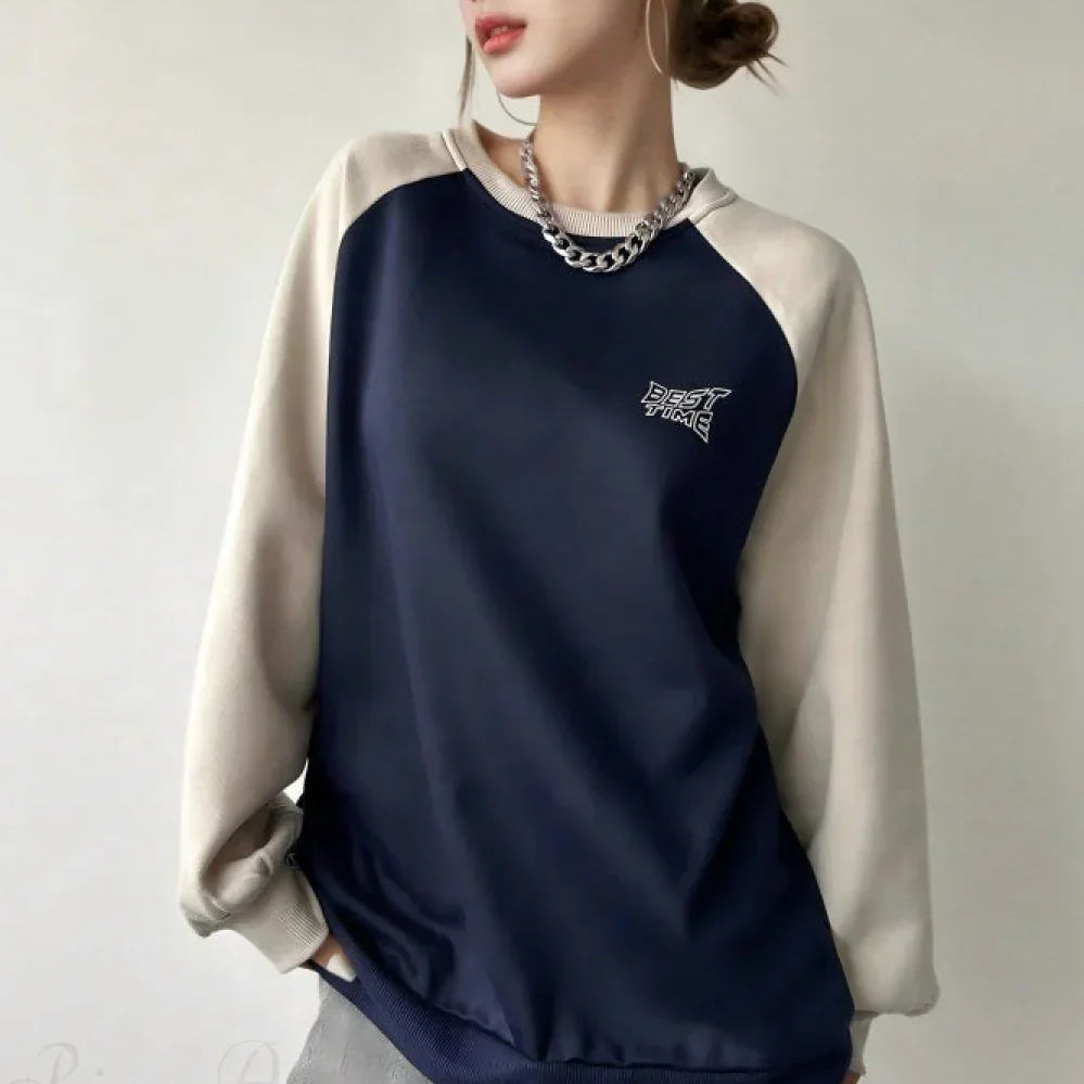 Sudadera casual con bloques de color, mangas raglán y cuello redondo.