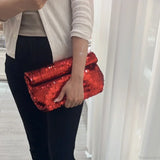 Clutch de cuero con lentejuelas rojas