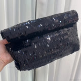Clutch de cuero con lentejuelas rojas