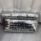 Clutch de cuero con lentejuelas rojas