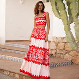 Conjunto de dos piezas con falda de rayas onduladas rojas.