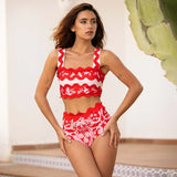 Conjunto de dos piezas con falda de rayas onduladas rojas.