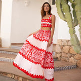Conjunto de dos piezas con falda de rayas onduladas rojas.