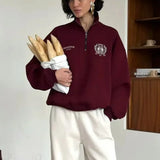 Sudadera convertible con media cremallera, forro polar y cuello alto, estilo casual.