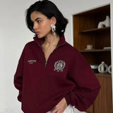 Sudadera convertible con media cremallera, forro polar y cuello alto, estilo casual.