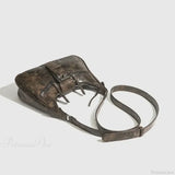 Bolso de hombro de piel sintética con cinturón retro.