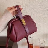 Bolso de hombro retro de lujo para compras.