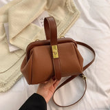 Bolso de hombro retro de lujo para compras.