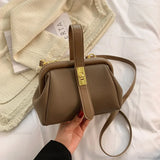 Bolso de hombro retro de lujo para compras.
