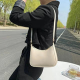 Bolso de hombro estilo hobo retro en piel sintética lisa.