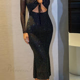 Vestido de malla con pedrería y recortes.