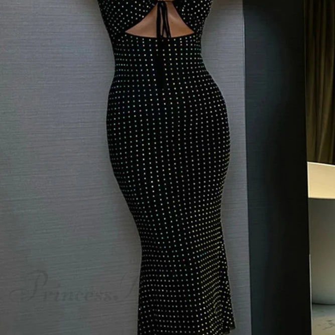 Vestido de malla con pedrería y recortes.