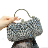 Bolso de hombro plateado con borlas brillantes y pedrería.