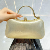 Bolso de hombro plateado con borlas brillantes y pedrería.
