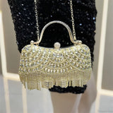 Bolso de hombro plateado con borlas brillantes y pedrería.