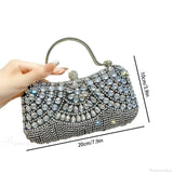 Bolso de hombro plateado con borlas brillantes y pedrería.