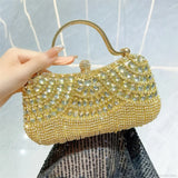 Bolso de hombro plateado con borlas brillantes y pedrería.