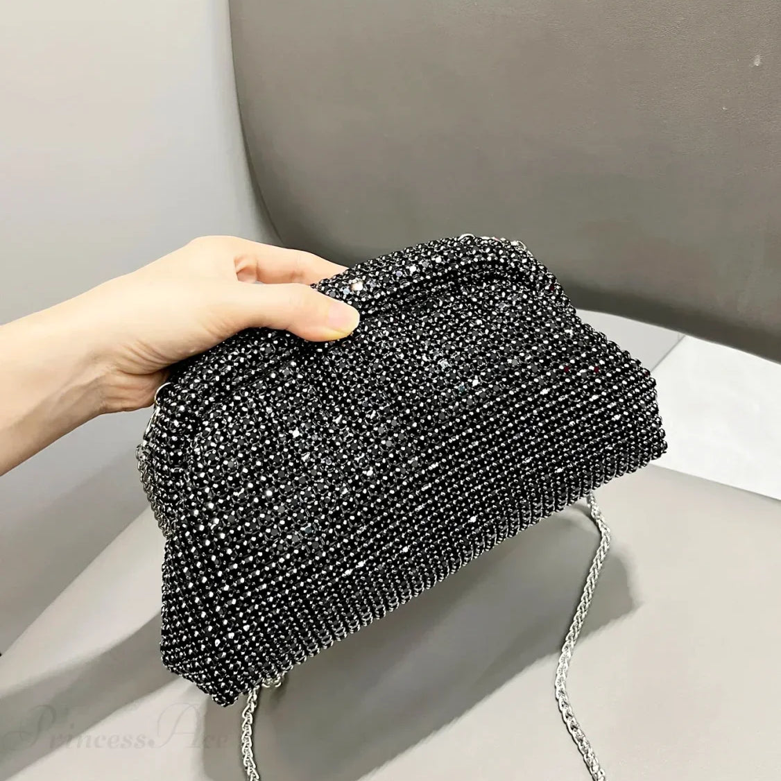 Clutch de noche de diseñador adornado con pedrería