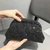 Clutch de noche de diseñador adornado con pedrería