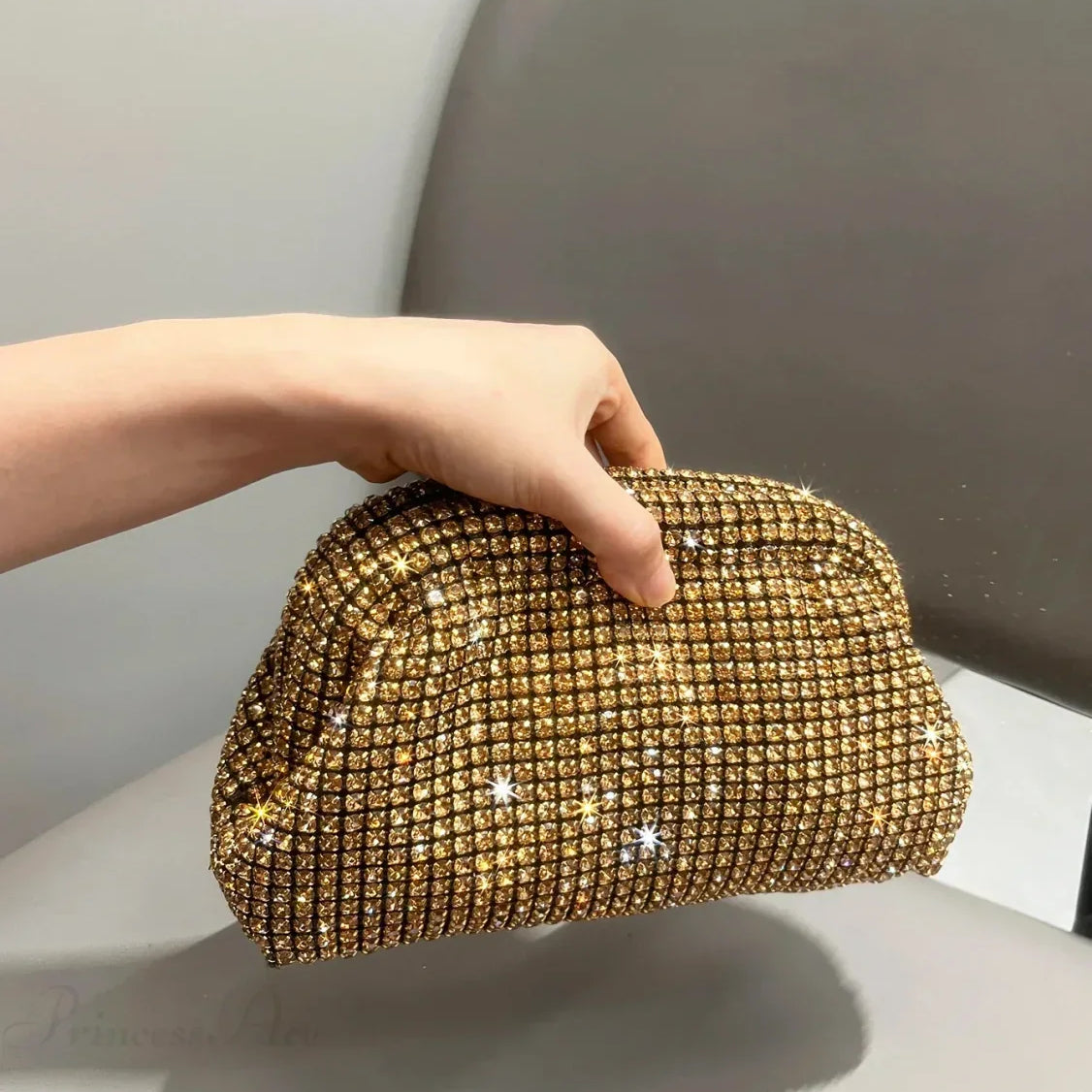 Clutch de noche de diseñador adornado con pedrería