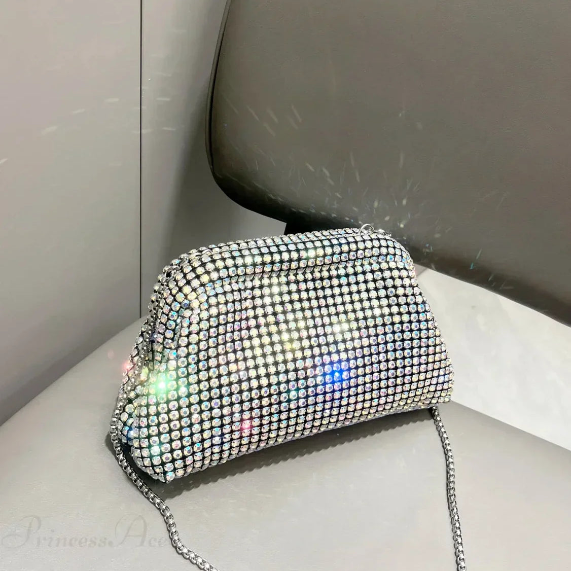 Clutch de noche de diseñador adornado con pedrería