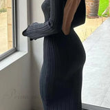 Vestido de punto acanalado con mangas largas acampanadas y espalda abierta.