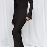 Vestido de punto acanalado con mangas largas acampanadas y espalda abierta.