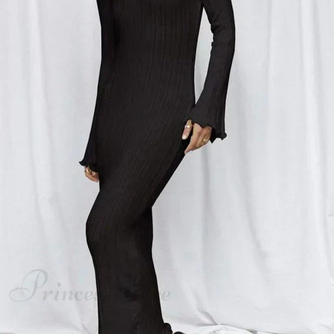 Vestido de punto acanalado con mangas largas acampanadas y espalda abierta.