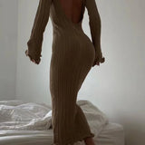 Vestido de punto acanalado con mangas largas acampanadas y espalda abierta.