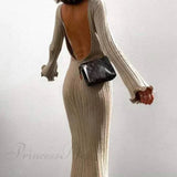 Vestido de punto acanalado con mangas largas acampanadas y espalda abierta.