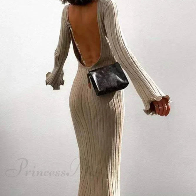 Vestido de punto acanalado con mangas largas acampanadas y espalda abierta.