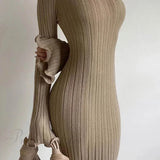 Vestido de punto acanalado con mangas largas acampanadas y espalda abierta.