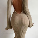 Vestido de punto acanalado con mangas largas acampanadas y espalda abierta.