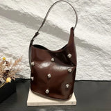 Bolso de hombro tipo cubo de PU con remaches 2025