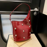 Bolso de hombro tipo cubo de PU con remaches 2025