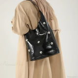 Bolso de hombro tipo cubo de PU con remaches 2025