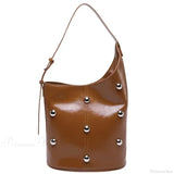 Bolso de hombro tipo cubo de PU con remaches 2025