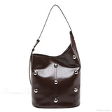 Bolso de hombro tipo cubo de PU con remaches 2025