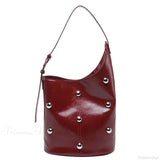Bolso de hombro tipo cubo de PU con remaches 2025