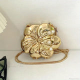 Clutch acrílico en oro rosa con estampado floral