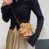 Clutch acrílico en oro rosa con estampado floral