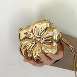 Clutch acrílico en oro rosa con estampado floral