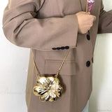 Clutch acrílico en oro rosa con estampado floral