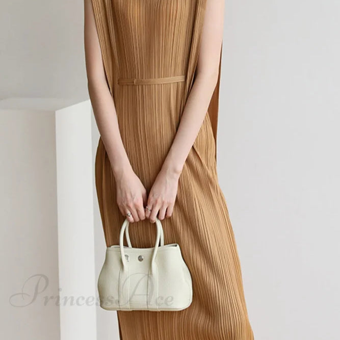 Vestido midi fruncido con detalle de cordones