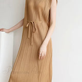 Vestido midi fruncido con detalle de cordones