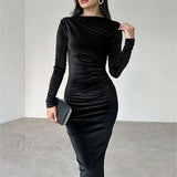 Un vestido midi entallado con mangas largas fruncidas, elegante y perfecto para el otoño y las noches.