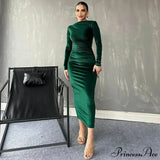 Un vestido midi entallado con mangas largas fruncidas, elegante y perfecto para el otoño y las noches.