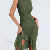 Vestido midi asimétrico sin mangas con volantes y fruncidos, ideal para el verano.